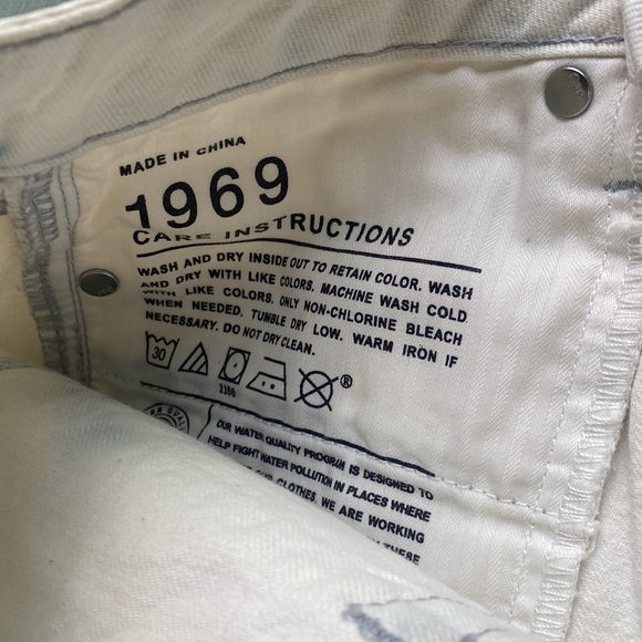 GAP 1969 Bleached Denim Slim Cut-Off Shorts — Size 24!! - Picture 6 of 7